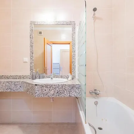 Апартаменты Canico Lodge *